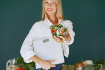 Kvinde der tilbyder sund kost